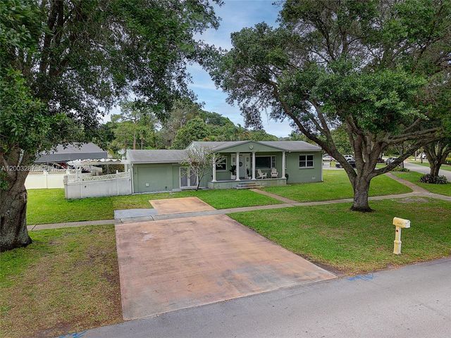 899 E Country Club Cir, Plantation, FL 33317