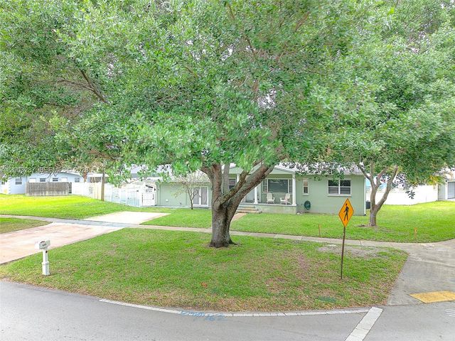 899 E Country Club Cir, Plantation, FL 33317