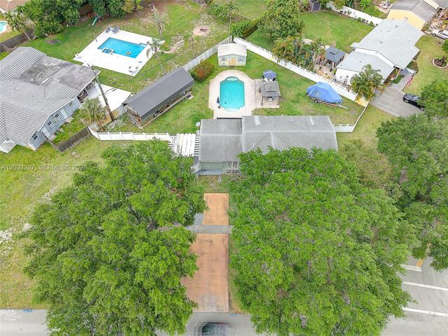 899 E Country Club Cir, Plantation, FL 33317