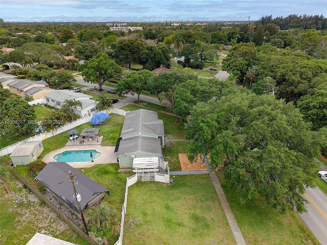 899 E Country Club Cir, Plantation, FL 33317