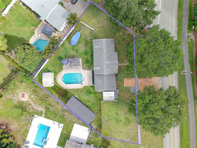 899 E Country Club Cir, Plantation, FL 33317