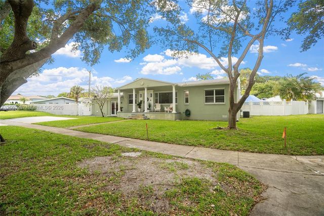 899 E Country Club Cir, Plantation, FL 33317