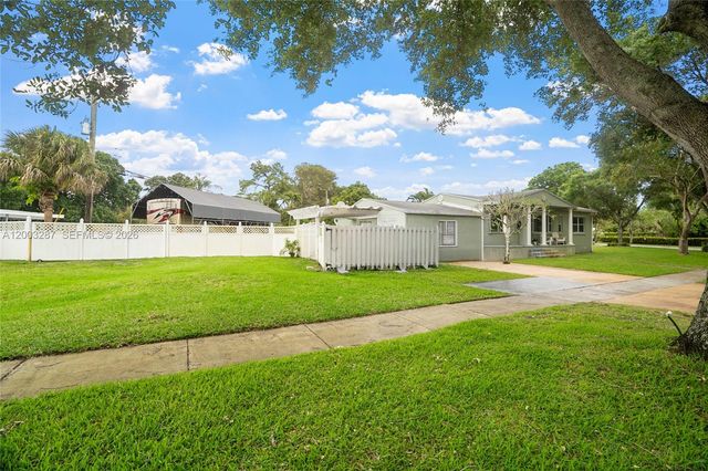 899 E Country Club Cir, Plantation, FL 33317