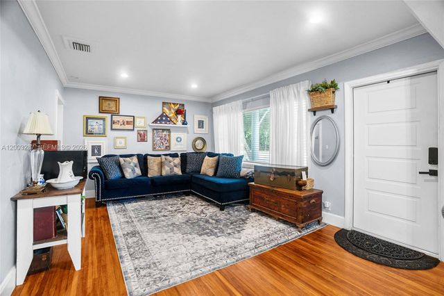 899 E Country Club Cir, Plantation, FL 33317