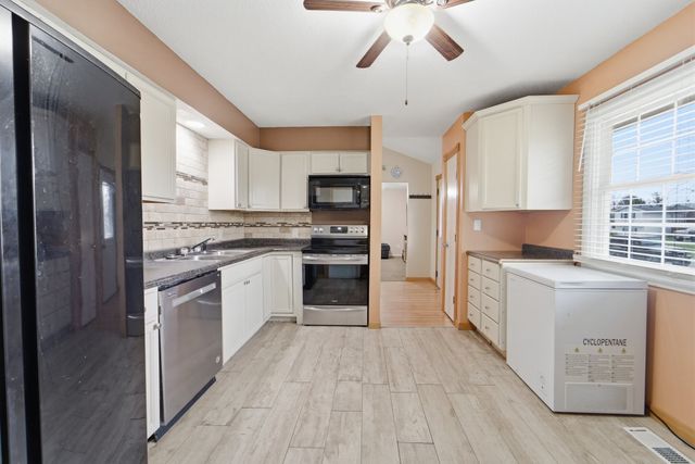 708 11th Avenue NW, Altoona, IA 50009