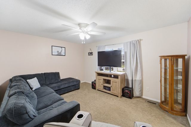 708 11th Avenue NW, Altoona, IA 50009