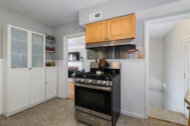 1527 S Rock Hill Road, Webster Groves, MO 63119