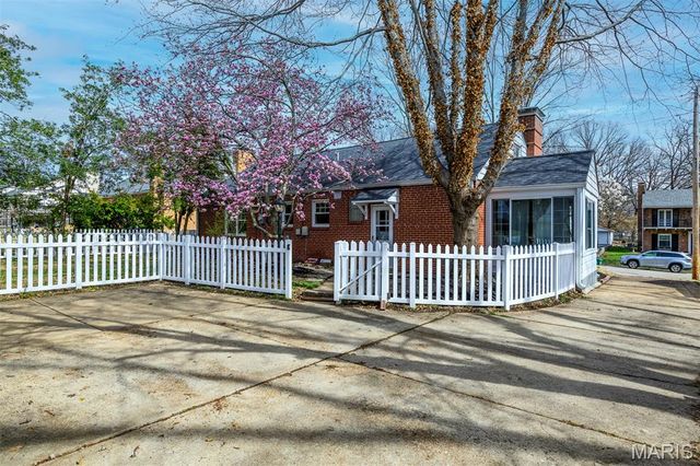 1527 S Rock Hill Road, Webster Groves, MO 63119