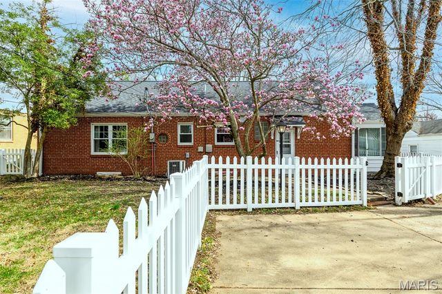 1527 S Rock Hill Road, Webster Groves, MO 63119