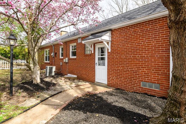 1527 S Rock Hill Road, Webster Groves, MO 63119