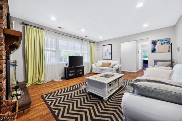 7 Squire Ln, Wayne Twp., NJ 07470