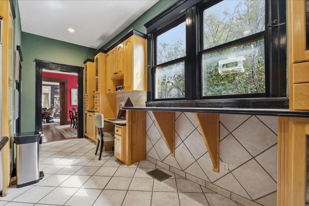 Image 16 of property listing at 205 E PARK AVENUE, Tampa, FL 33602