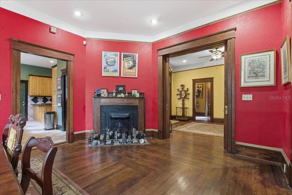 Image 6 of property listing at 205 E PARK AVENUE, Tampa, FL 33602