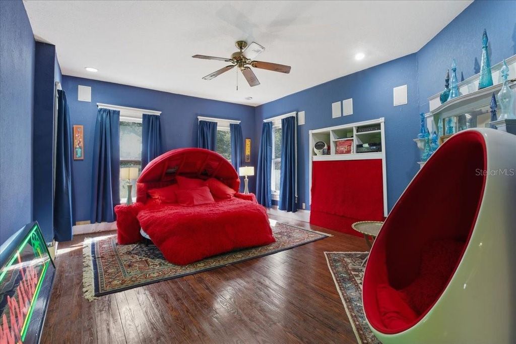 Image 9 of property listing at 205 E PARK AVENUE, Tampa, FL 33602