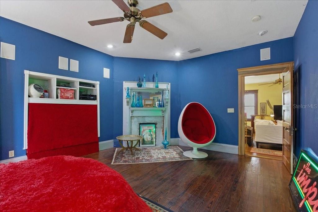 Image 10 of property listing at 205 E PARK AVENUE, Tampa, FL 33602