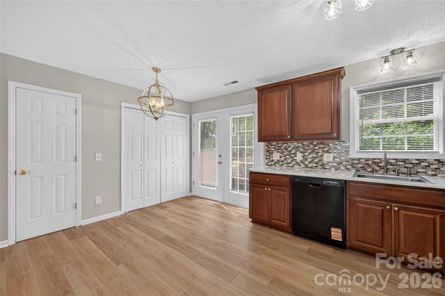 1057 19th Street NE, Hickory, NC 28601