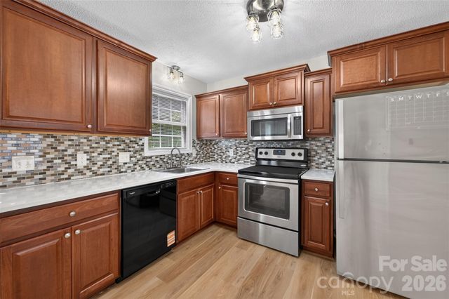 1057 19th Street NE, Hickory, NC 28601