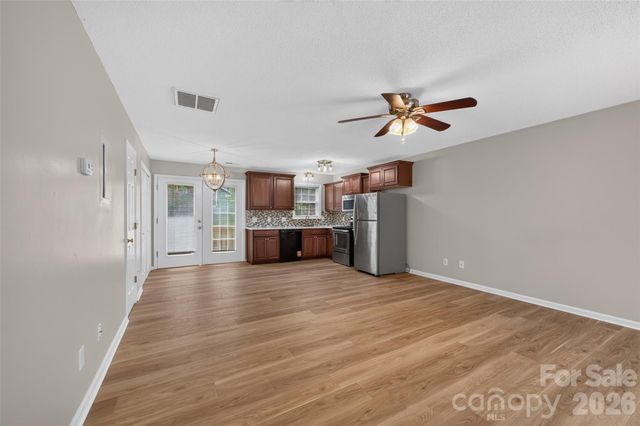 1057 19th Street NE, Hickory, NC 28601