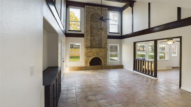 556 Roanoke Drive, Conroe, TX 77302