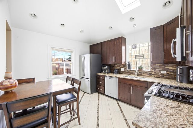 8222 S Albany Avenue, Chicago, IL 60652