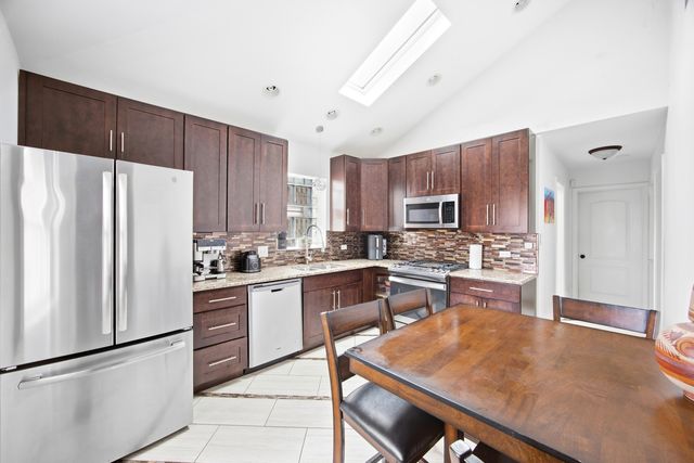 8222 S Albany Avenue, Chicago, IL 60652