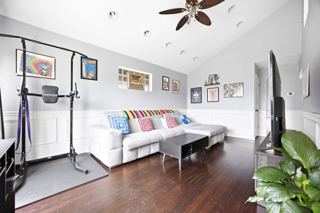 8222 S Albany Avenue, Chicago, IL 60652