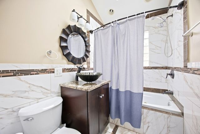 8222 S Albany Avenue, Chicago, IL 60652