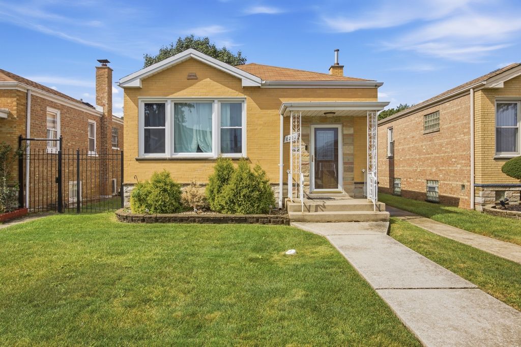 8222 S Albany Avenue, Chicago, IL 60652