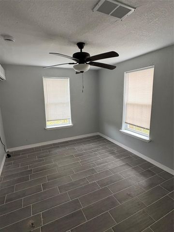 301 N Avenue C, Freeport, TX 77541