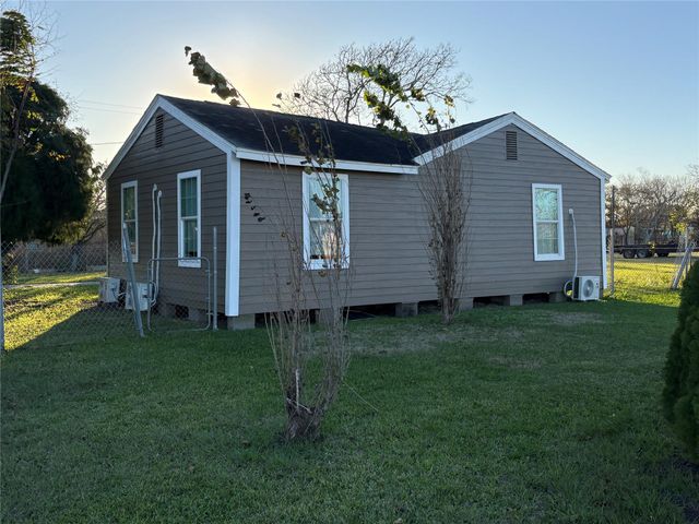 301 N Avenue C, Freeport, TX 77541