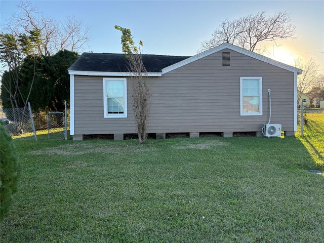 301 N Avenue C, Freeport, TX 77541