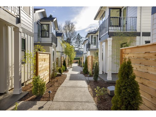 311 E Ave C7, Lake Oswego, OR 97034