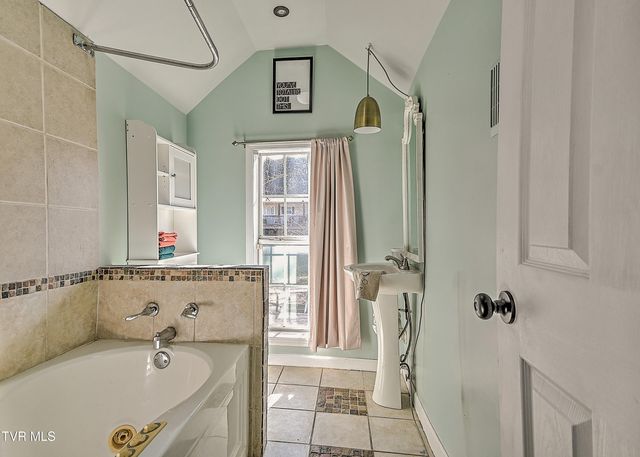 630 East Maple Street, Johnson City, TN 37601