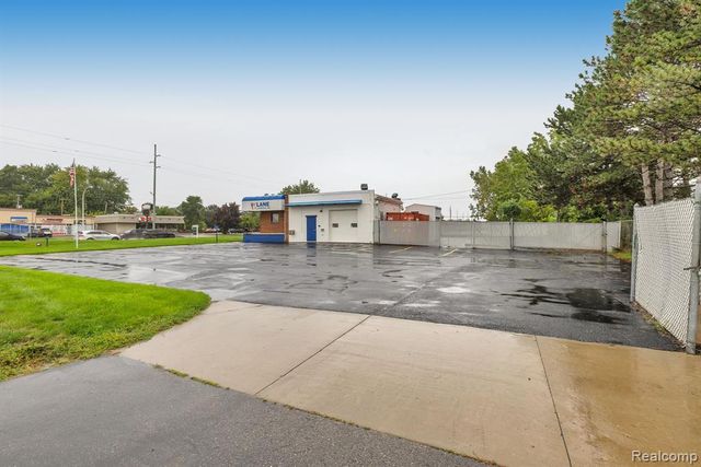 6738 Middlebelt Road, Garden City, MI 48135