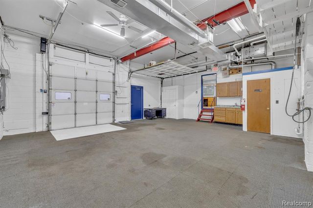 6738 Middlebelt Road, Garden City, MI 48135