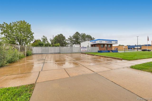 6738 Middlebelt Road, Garden City, MI 48135