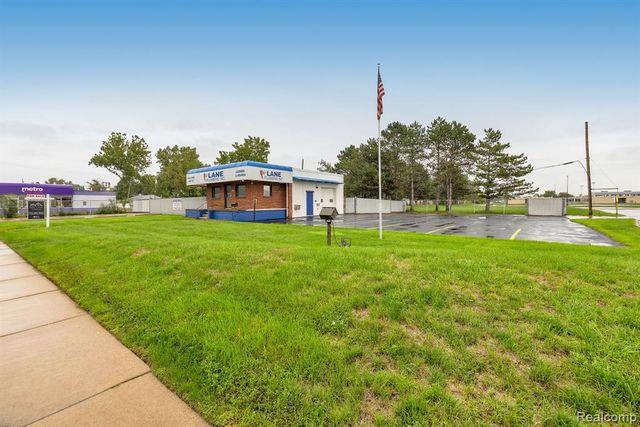 6738 Middlebelt Road, Garden City, MI 48135