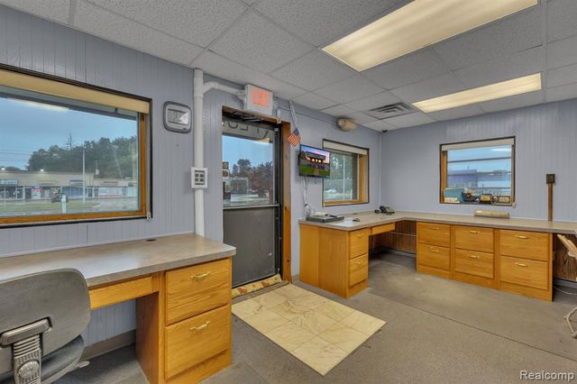 6738 Middlebelt Road, Garden City, MI 48135
