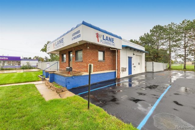 6738 Middlebelt Road, Garden City, MI 48135