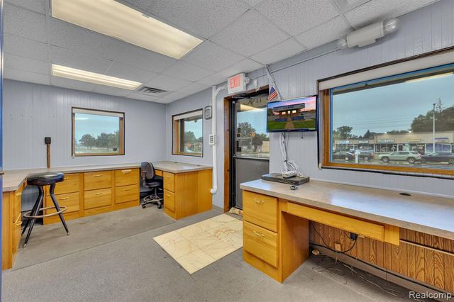 6738 Middlebelt Road, Garden City, MI 48135