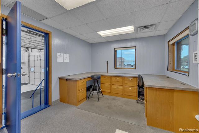 6738 Middlebelt Road, Garden City, MI 48135