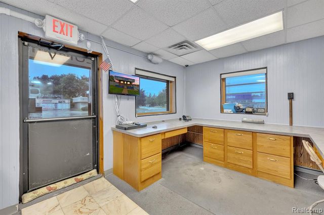 6738 Middlebelt Road, Garden City, MI 48135