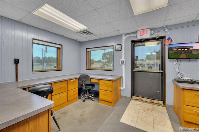 6738 Middlebelt Road, Garden City, MI 48135
