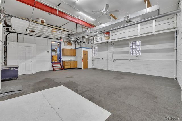 6738 Middlebelt Road, Garden City, MI 48135