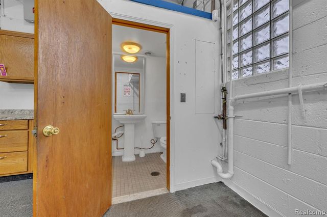 6738 Middlebelt Road, Garden City, MI 48135