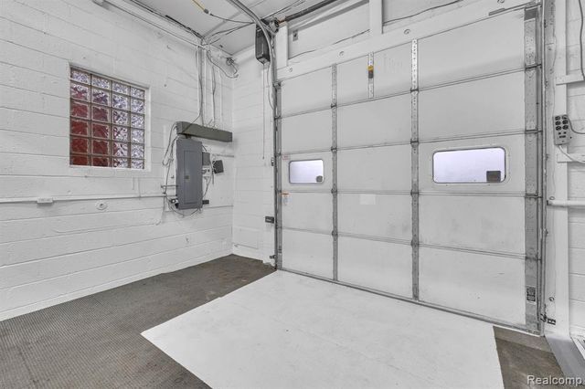 6738 Middlebelt Road, Garden City, MI 48135