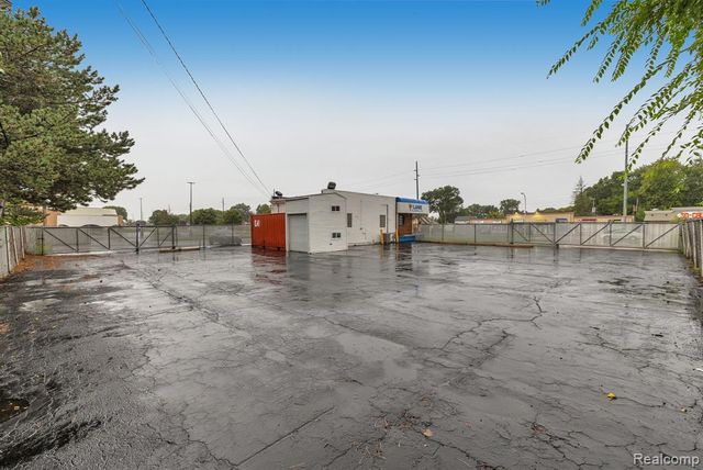 6738 Middlebelt Road, Garden City, MI 48135
