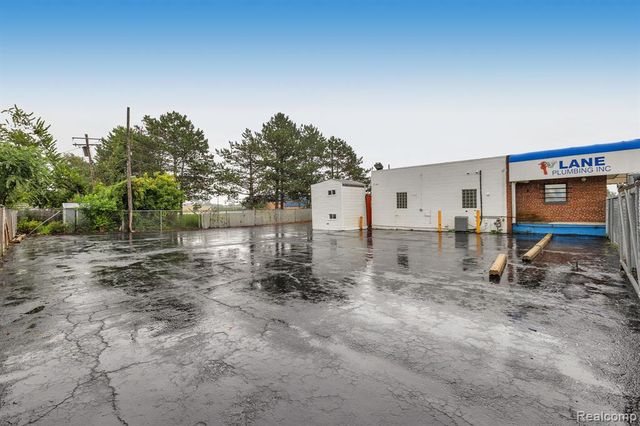 6738 Middlebelt Road, Garden City, MI 48135