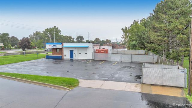 6738 Middlebelt Road, Garden City, MI 48135