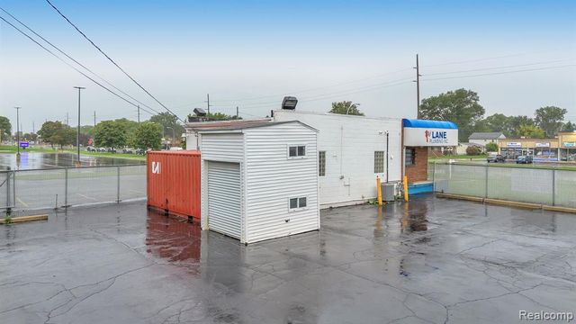6738 Middlebelt Road, Garden City, MI 48135